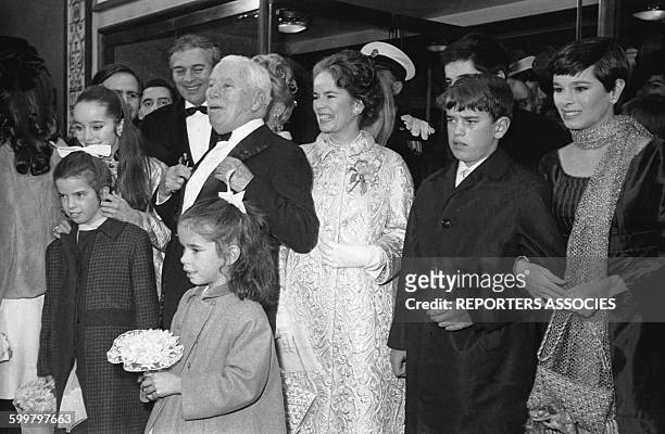 Charlie Chaplin, Oona O'Neill et leurs enfants à la soirée de lancement du film 'La contesse à Hong Kong' en 1967 .