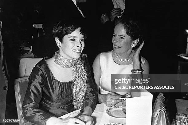 Géraldine Chaplin et sa mère Oona O'Neill à la soirée de lancement de 'La contesse à Hong Kong' de Charlie Chaplin en 1967 .