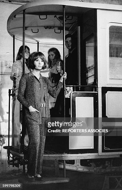 Actrice française Dany Carrel posant dans un décor de tramway lors d'une réception .