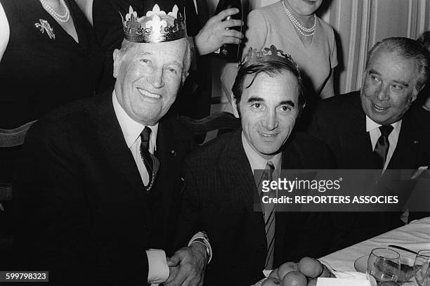 Les chanteurs français Maurice Chevalier et Charles Aznavour lors d'un goûter de galette des rois, dans une maison de retraite à Ris-Orangis, dans...