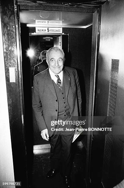 Louis Néel sortant de l'ascenseur de l'hôtel Paris-Lyon palace, un journal à la main, le jour où lui a été décerné sa récompense, à Paris, France, en...