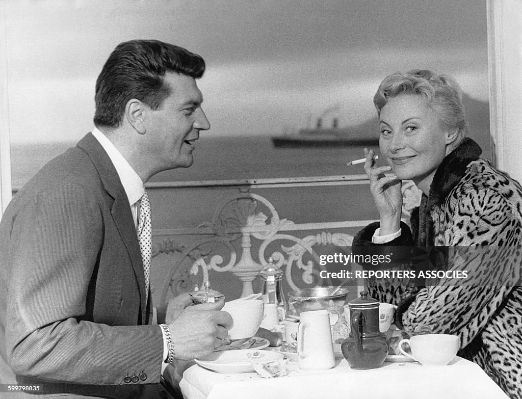 Henri Vidal et Michèle Morgan déjeunant à l'hôtel Carlton à Cannes
