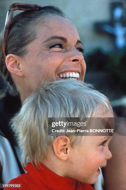 Romy Schneider avec son fils David en septembre 1968 à Saint-Tropez, France .