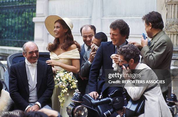 Mariage d'Eddie Barclay avec Béatrice Chatelier à la mairie du 8ème arrondissement avec notamment Fernand Raynaud, Jacques Martin et Darry Cowl le 5...