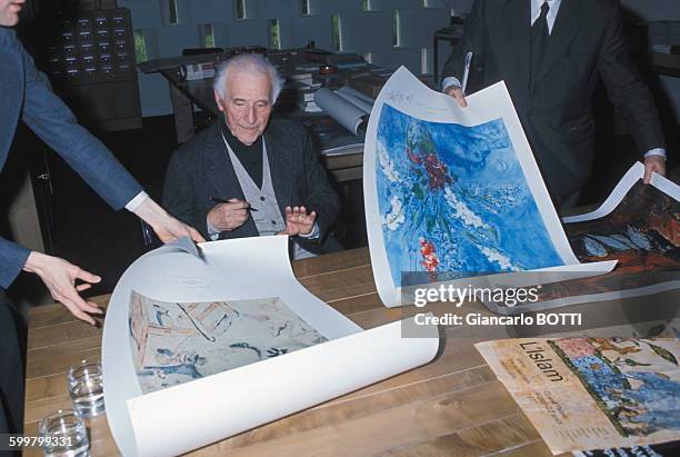 Le peintre Marc Chagall au musée du Louvre, circa 1970 à Paris, France .