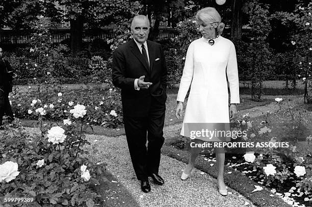 Le Président Georges Pompidou et son épouse Claude dans les jardins de l'Elysée le 21 juin 1969, circa 1960, à Paris, France .