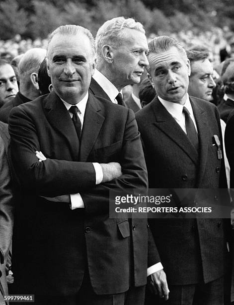 Le Premier ministre Georges Pompidou de face devant Maurice Couve de Murville et Jacques Chaban-Delmas qui discutent, le 13 mai 1968 à Paris, France .
