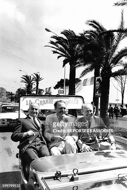 Louis de Funès, Bourvil et Terry Thomas sur la croisette à Cannes pour la promotion du film 'La Grande Vadrouille' de Gérard Oury en 1966, à Cannes,...