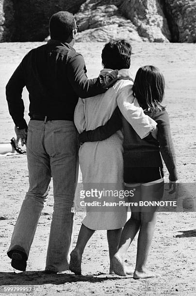 Les acteurs Annie Girardot et Renato Salvatori avec leur fille Giulia, à Belle-Île-en-Mer, dans le Morbihan, en France, en septembre 1972 .