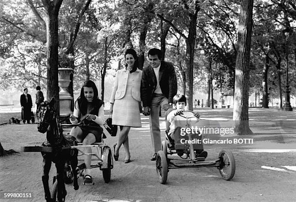 Horst Buchholz, son épouse Myriam Bru et leurs enfants Christopher et Beatrice en octobre 1970, à Paris, France .