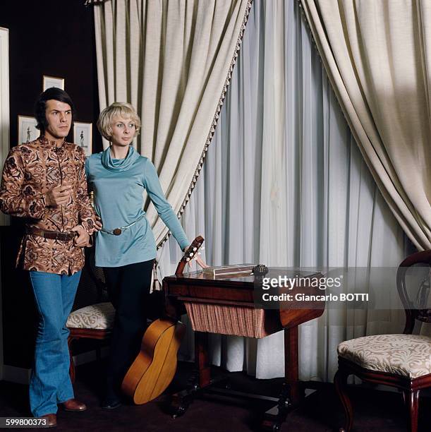 Le chanteur Salvatore Adamo et sa femme Nicole chez eux en 1970, en Belgique .