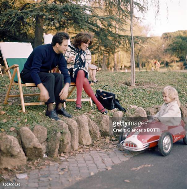 Actrice Antonella Lualdi avec son mari Franco Interlenghi et leur fille, circa 1960 en Italie .
