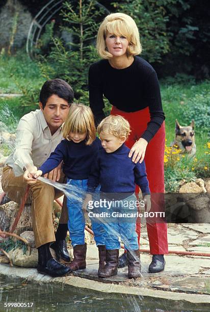 Le chanteur Richard Anthony avec sa femme Michelle et leurs enfants, circa 1960 en France .