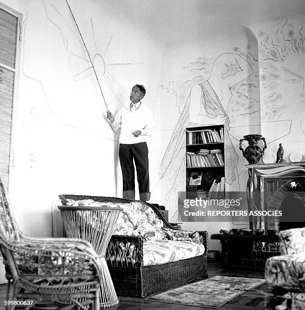 Jean Cocteau chez lui sur la côte d'Azur vers 1955, en France .