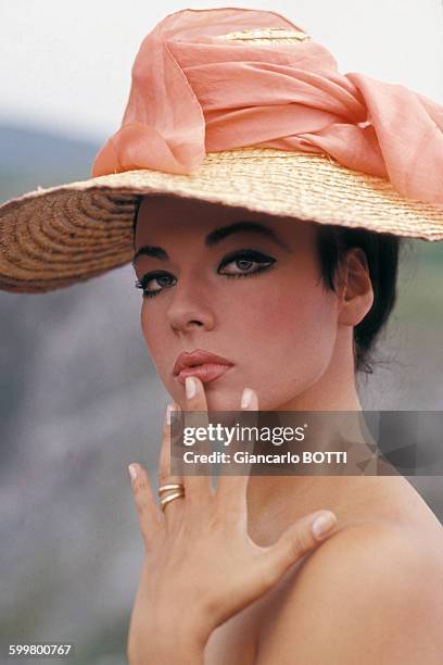 Portrait de Marilu Tolo, actrice, circa 1960, en France .