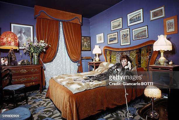 La chanteuse Régine chez elle à Paris, circa 1960 en France .