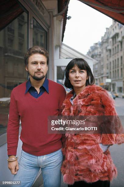 Actrice Juliette Mayniel et son mari Eugenio Ruspoli, circa 1970 en France .