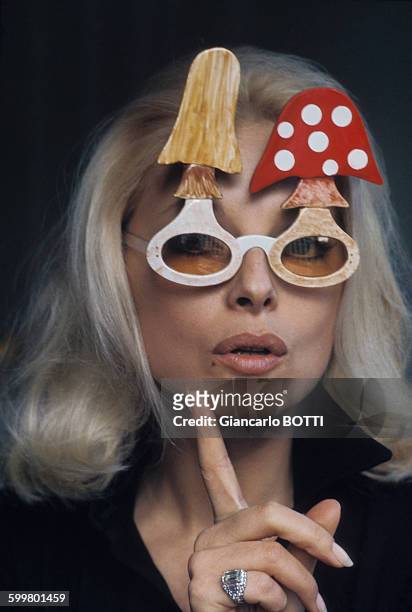Portrait de l'actrice Virna Lisi portant des lunettes de fantaisie, circa 1970 en Italie .