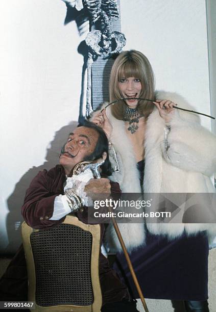 Salvador Dali et Amanda Lear en 1965 à Paris, France .