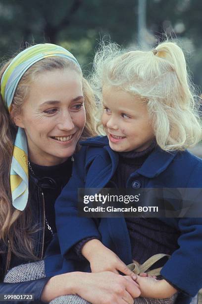 Portrait de Brigitte Fossey et sa fille Marie, actrice, circa 1970, à Paris, France .