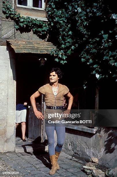 Acteur Jean-Claude Drouot pendant le tournage de la série télévisée 'Thierry la Fronde', circa 1960, en France .