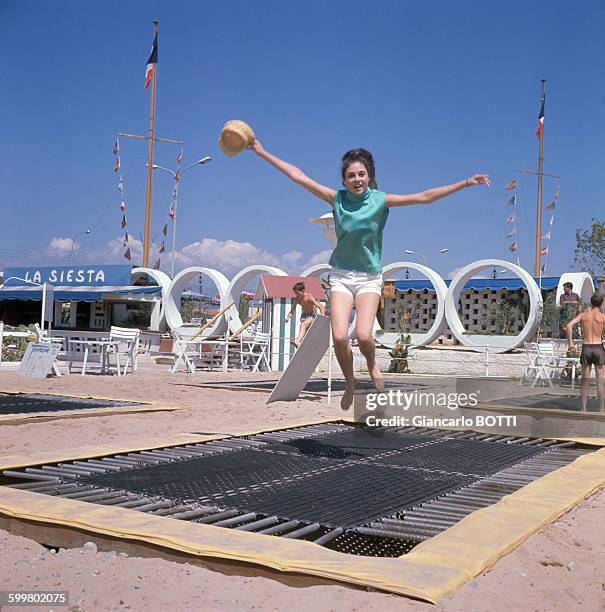 La chanteuse Gigliola Cinquetti au complexe de loisirs la Siesta à Antibes, circa 1960 en France .