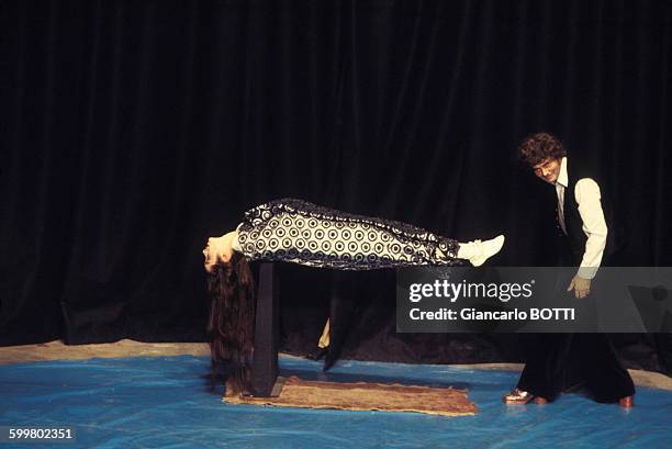 Victoria Chaplin et son mari Jean-Baptiste Thierrée lors de leur spectacle du Cirque imaginaire, circa 1970 en France .