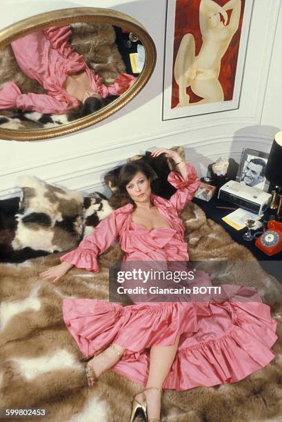 Yanou Collart, actrice et prestigieuse attachée de presse, chez elle à Paris, circa 1970, France.