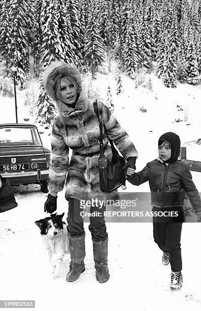 Actrice Brigitte Bardot avec son fils Nicolas aux sports d'hiver, circa 1960 en France .