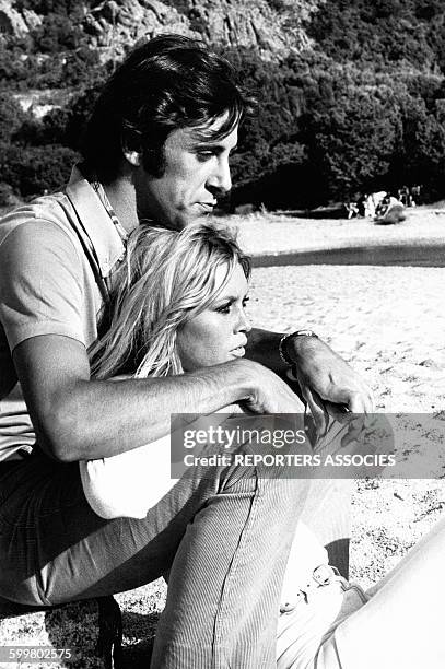 Actrice Brigitte Bardot sur la plage avec le play boy italien Luigi Rizzi en 1968 à Saint-Tropez, France .