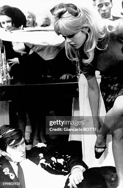 Brigitte Bardot et Anthony Perkins lors du tournage du film 'Une ravissante idiote' d'Edouard Molinaro en 1963 à Londres, Royaume-Uni .