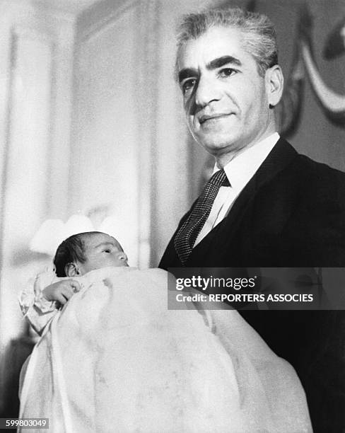 Le Shah d'iran porte dans ses bras le Prince Reza, bébé, circa 1960, en Iran .