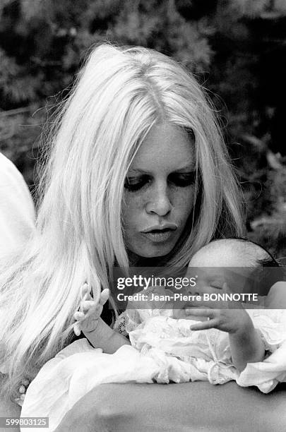 Brigitte Bardot tenant un bébé dans ses bras en mai 1967 à Rome, Italie .