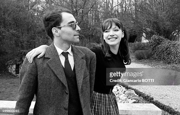 Jean-Luc Godard et Anna Karina chez Jean-Claude Brialy à Monthion, circa 1960 en France .