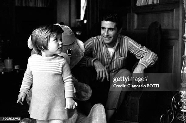 Le chanteur Gilbert Bécaud avec sa fille Anne en octobre 1967 au Chesnay, France .