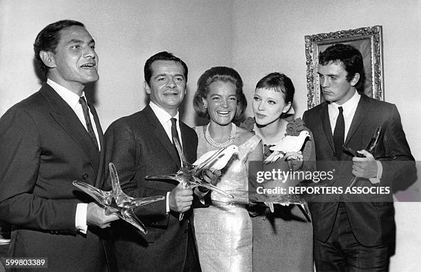 Romy Schneider, au centre, lors de la remise des étoiles de cristal du cinéma franàais, de gauche à droite, le metteur en scène Nico Papatakis, Serge...