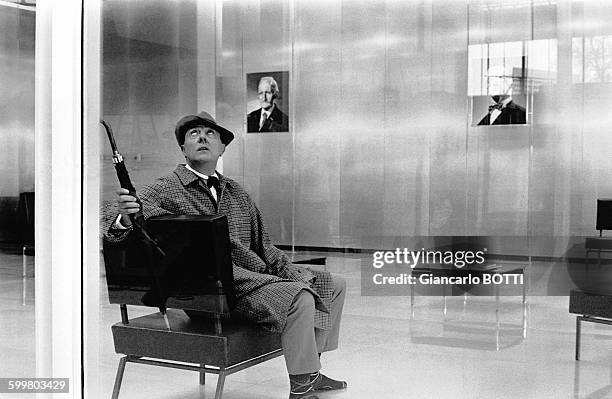 Le réalisateur Jacques Tati sur le tournage du film 'Playtime' en 1965 .