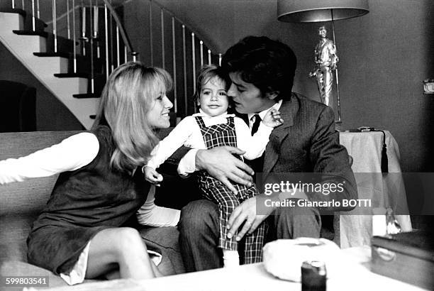 Alain Delon avec sa femme Nathalie Delon et leur fils Anthony, chez eux en 1966, en France .