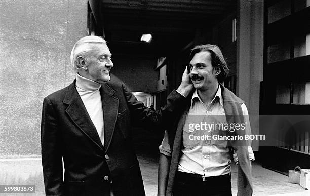 Le réalisateur Jacques Tati et son fils Pierre, assistant réalisateur en 1976, en France .