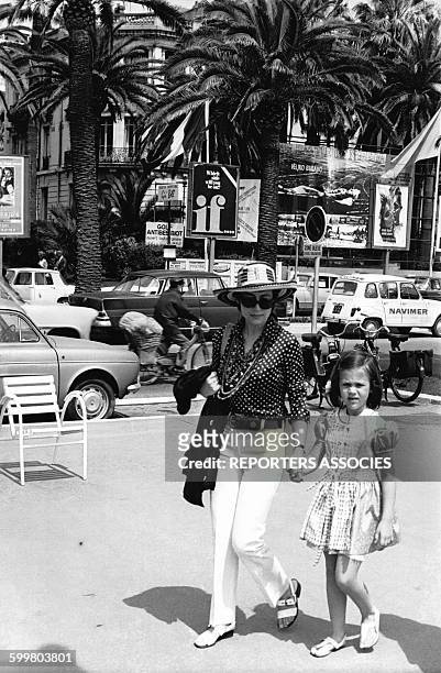 Annie Girardot et sa fille Giulia sur la Croisette pendant le Festival de Cannes en mai 1969 à Cannes, France .