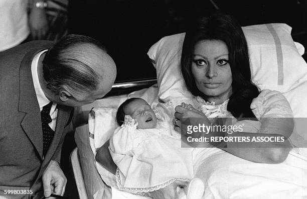 Actrice italienne Sophia Loren avec dans ses bras son enfant Carlo sous le regard de son mari Carlo Ponti en janvier 1969 à Genève, Suisse .