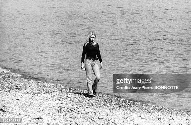 Actrice Brigitte Bardot se relaxe le long de la plage hors du tournage du film 'Shalako' réalisé par Edward Dmytryk le 30 mars 1968 à Almeria,...