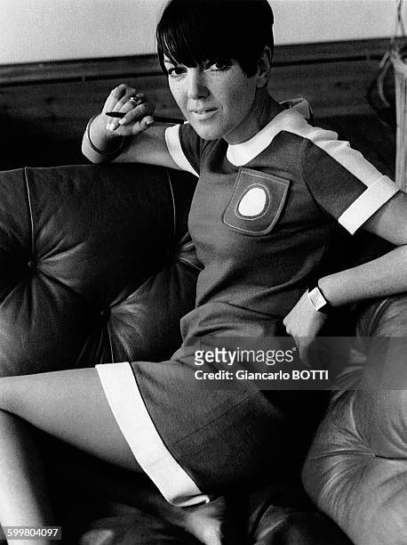 La styliste britannique Mary Quant, créatrice de la mini-jupe, en 1966, à Londres, Royaume-Uni .