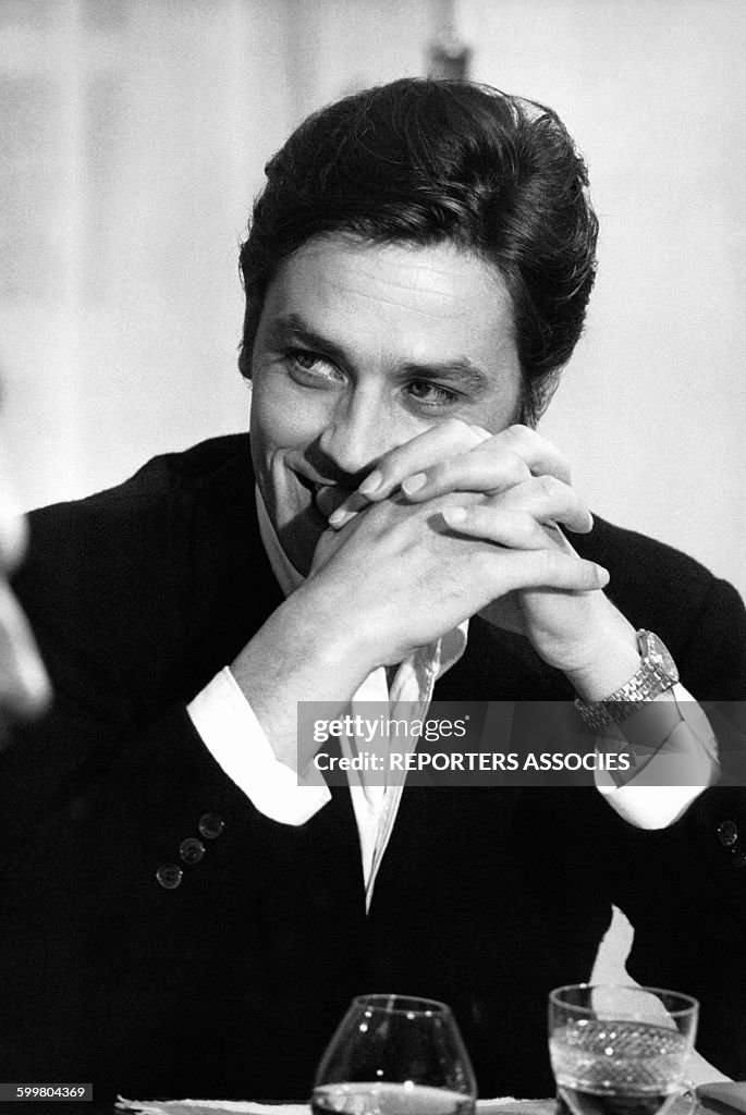 Alain Delon lors d'un repas, circa 1960 en France . News Photo - Getty ...