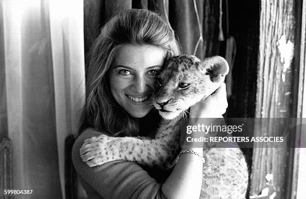 La chanteuse Sheila tenant son lionceau dans ses bras, circa 1960 en France .