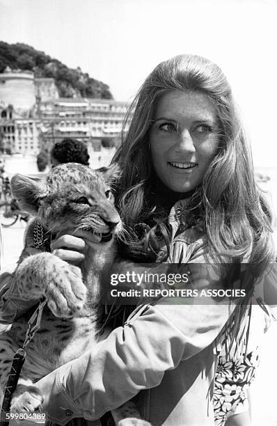 La chanteuse Sheila tenant son lionceau dans ses bras, circa 1960 en France .