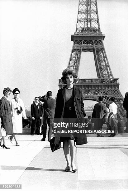 La chanteuse Sheila au Trocadéro, circa 1960 à Paris, France .