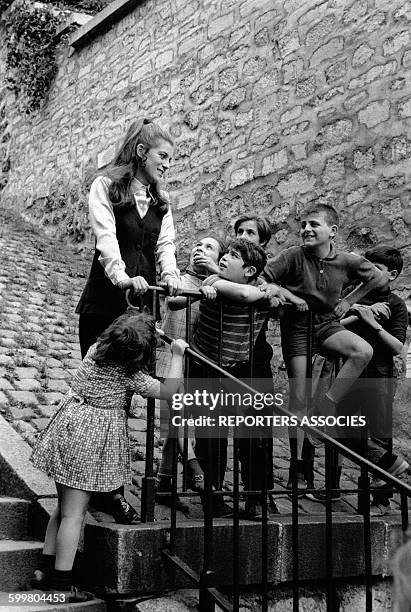 La chanteuse Sheila entourée d'enfants, circa 1960 en France .