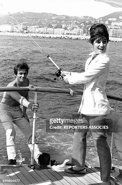 La chanteuse Sheila pêche en mer à bord d'un bateau, circa 1960 en France .
