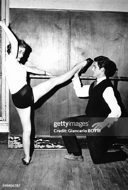 Le danseur Jacques Chazot participe à l'échauffement de l'actrice Annie Girardot, en France .